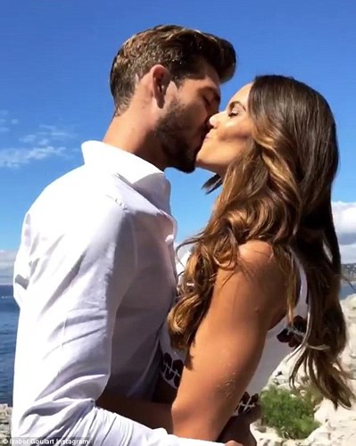 Vừa qua, siêu mẫu Brazil Izabel Goulart đã bật mí trên Instagram rằng thủ thành người Đức Kevin Trapp đã ngỏ lời cầu hôn cô.