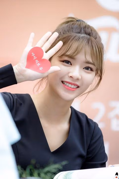 Jungyeon có lẽ cũng đã phải bật khóc rất nhiều khi học vũ đạo với biên đạo múa khắt khe như Lia Kim.
