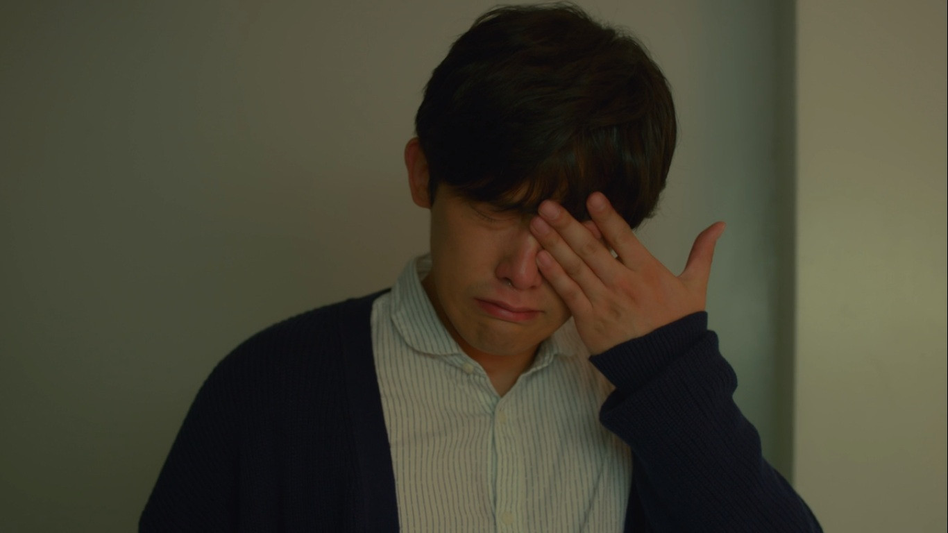 Thậm chí còn vì quá xót xa cho ông chủ mà khóc đỏ cả mắt.