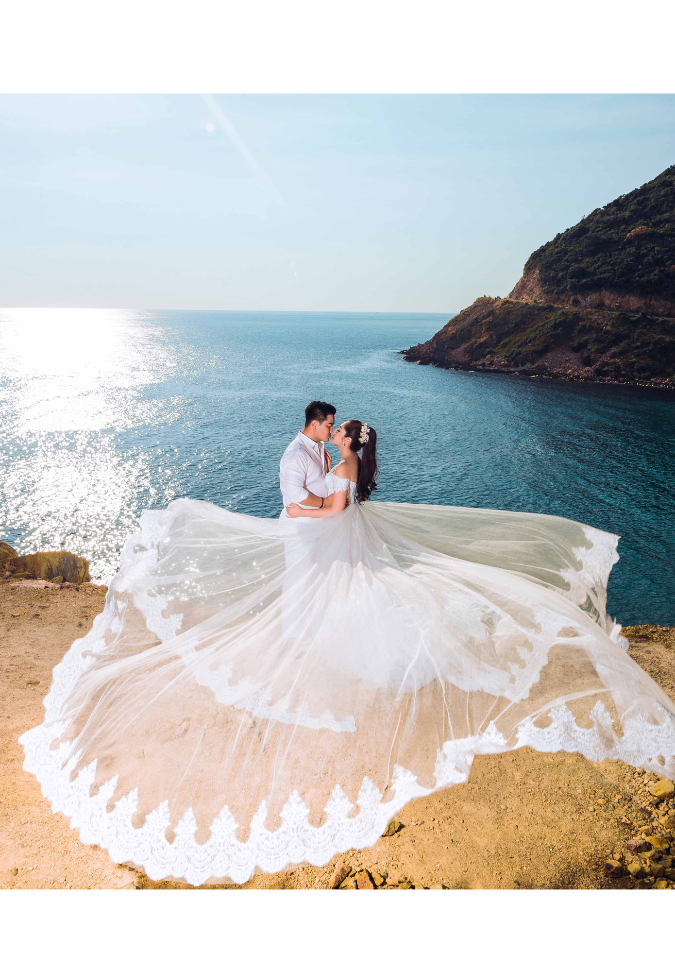 Được biết đã có 8 bộ áo cưới được sử dụng, có thiết kế đính kết thủ công cầu kỳ, thực hiện trong suốt 13 ngàn 200 giờ làm việc. &nbsp;