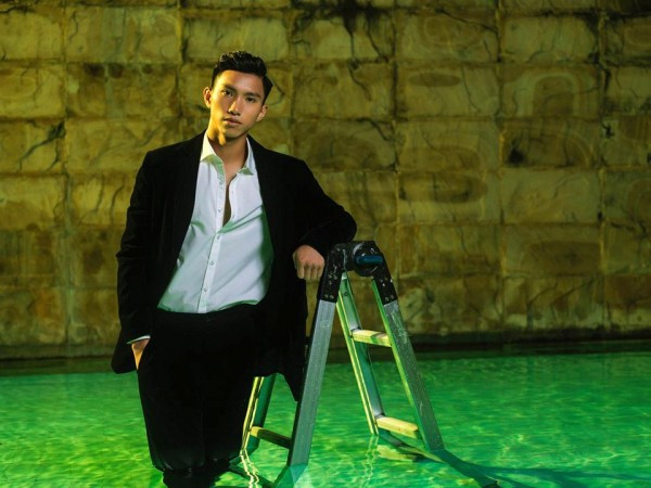 Đoàn Văn Hậu đẹp như "tài tử điện ảnh" khi chụp ảnh quảng cáo.