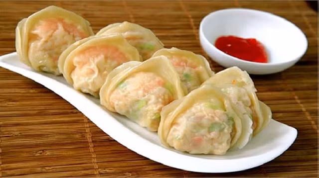 Hoành thánh có nhiều loại: hoành thánh súp, hoành thành mì, hoành thánh chiên… rồi mỗi loại còn chia ra thành heo, gà, tôm. Mỗi loại có hương vị quyến rũ rất riêng.