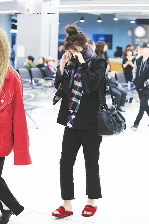 Từ phong cách nam tính đến nữ tính, từ chững chạc đến thoải mái, sự lựa chọn thời trang của Seulgi toát lên nét quyến rũ đơn giản nhưng phù hợp với đông đảo các bạn trẻ. Cách mix đồ sáng tạo của cô nàng chẳng hề kén người mặc, trở thành "cẩm nang thời trang" cho nhiều người bắt chước, nhất là khi tiết trời đã bắt đầu trở lạnh.