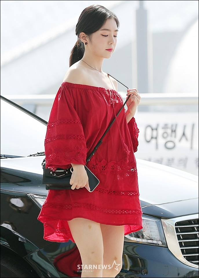 Ngoại trừ màu đỏ giúp tôn làn da trắng ngần của Irene ra, thì chiếc váy này chẳng còn ưu điểm gì. Kiểu dáng rộng thùng làm cô nàng như đang có thai, chất liệu thì quá bình dân, lại còn quá ngắn để di chuyển ngoài sân bay nữa chứ.