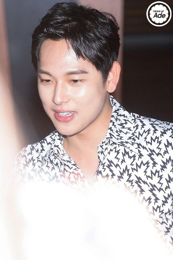 Im Siwan (Ze:A) cũng khiến nhiều fan girl phải hỏi xin bí quyết dưỡng da để có làn da căng bóng nhường này.