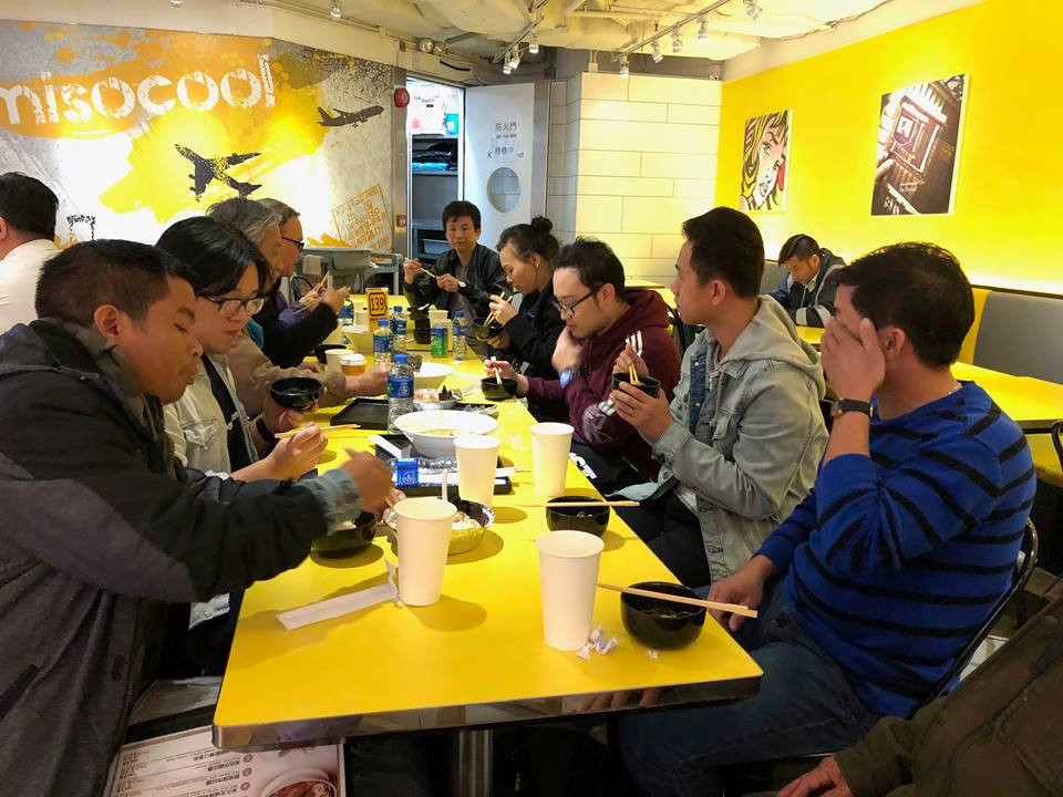 Một số hành khách không thích phần ăn được phát đã ăn tại các nhà hàng khu chờ của sân bay. Ảnh: NVCC.