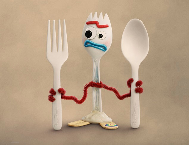 Với hình dạng “dở người”, Forky luôn trong tình trạng khổ sở và cho rằng mình không phải là đồ chơi.