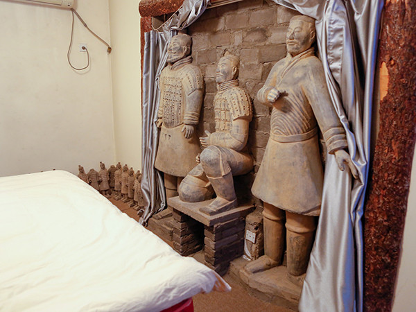 Ngủ qua đêm trong căn phòng có đội quân đất nung canh giữ