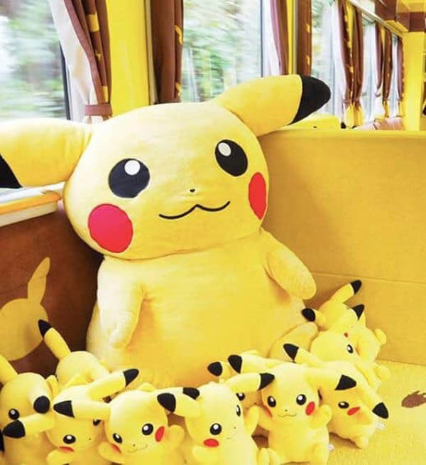 Trên tàu còn có khoang dành riêng cho trẻ em với rất nhiều gấu bông hình Pikachu. Trên tàu còn có khoang dành riêng cho trẻ em với rất nhiều gấu bông hình Pikachu.