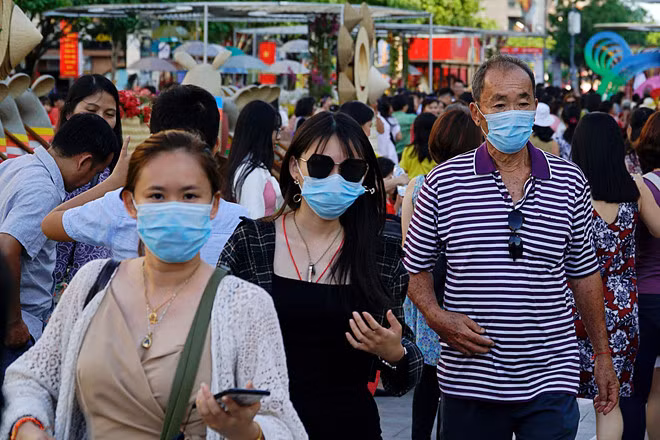 Việc đeo khẩu trang là cần thiết để phòng ngừa nhưng không nhất thiết phải là loại chuyên dùng. Ảnh: Đậu Tiến Đạt