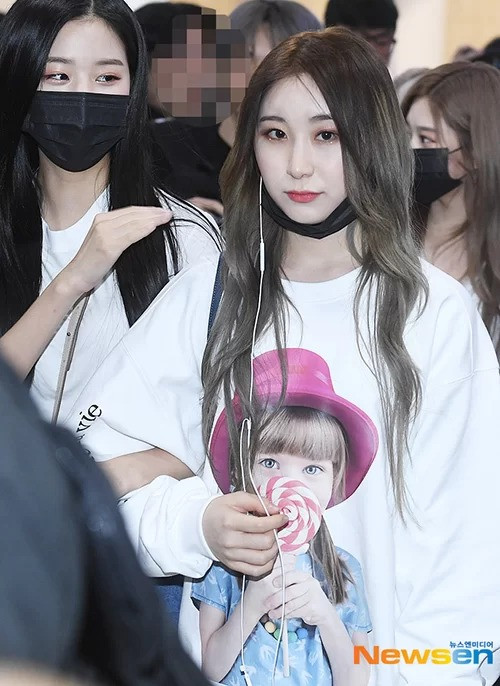 ADLV Baby Face Sweater là mẫu áo đang gây sốt gần đây của thương hiệu Hàn Quốc Acmé de la Vie (ADLV). Món đồ in hình các em bé với biểu cảm thú vị, có giá 149.000 won (gần 3 triệu đồng) được nhiều sao khắp châu Á yêu thích. Mới đây, Chaeyeon (IZ*ONE) ra sân bay với chiếc áo nhí nhảnh này. 