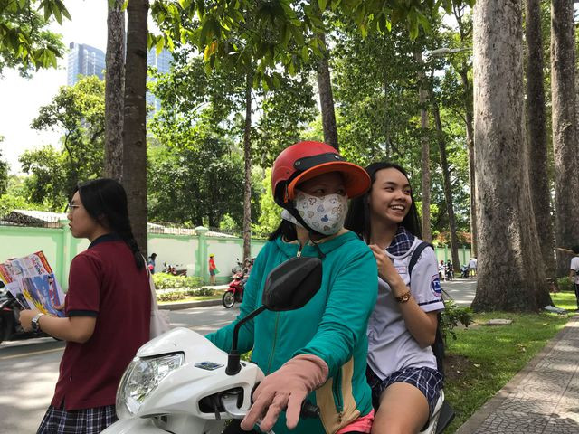 Thi xong rồi đi chơi thôi con. Ảnh: Hoài Nam.