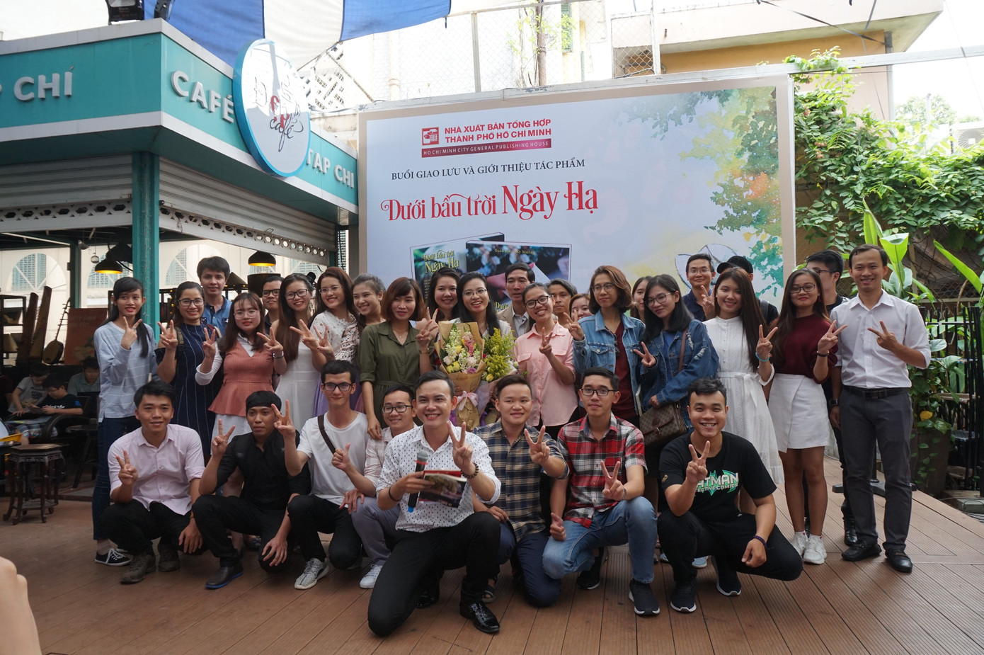 Tác giả chụp ảnh lưu niệm cùng bạn đọc tham dự