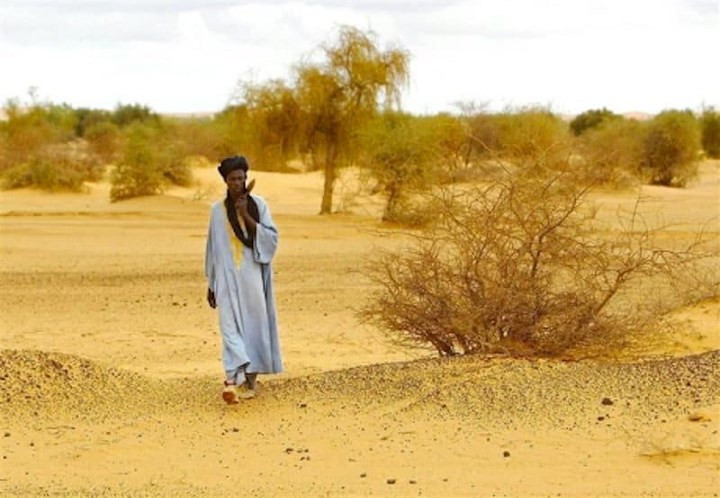 Mali, Bắc Phi. Nằm giữa Niger và Mauritania, Mali có khoảng 15 triệu dân. Nhiệt độ ở Mali được cho là đạt tới 130 độ F (54,4 độ C) trong mùa nóng từ tháng 2 đến tháng 6.