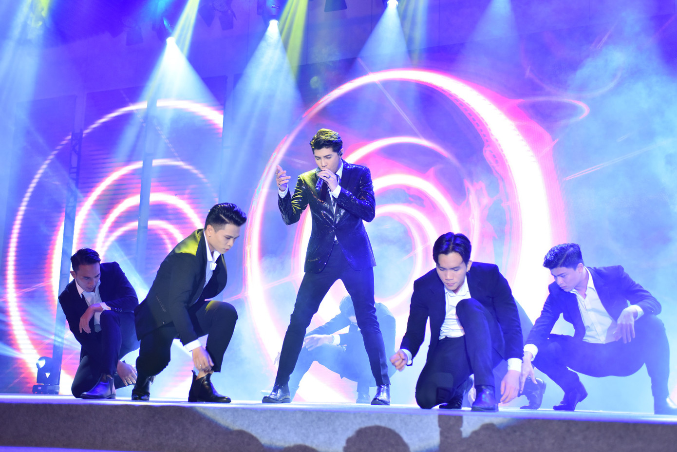 Cộng đồng fan Việt Nam và iKON, Gấu KRUNK,... vui mừng gặp nhau tại "KBEE 2017" ảnh 3