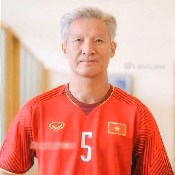 Trung vệ Bùi Tiến Dũng.