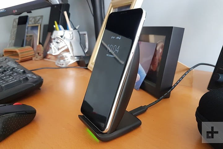 Sạc không dây TrAmart AirAmp có quạt tích hợp để giảm nhiệt độ và đẩy tốc độ sạc lên.