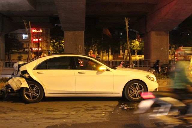 Ngay sau đó, tài xế xe gây tai nạn tiếp tục tăng ga di chuyển, bỏ lại phía sau ngổn ngang các phương tiện.