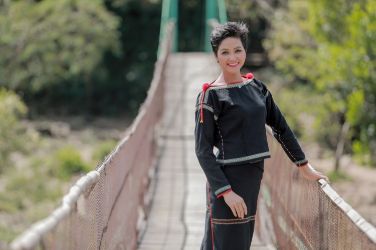 H’Hen Niê tiếp tục được nhiều người ngưỡng mộ với nghĩa cử cao đẹp sau cuộc thi.