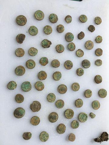 Những đồng xu mà bộ đôi này đào được.