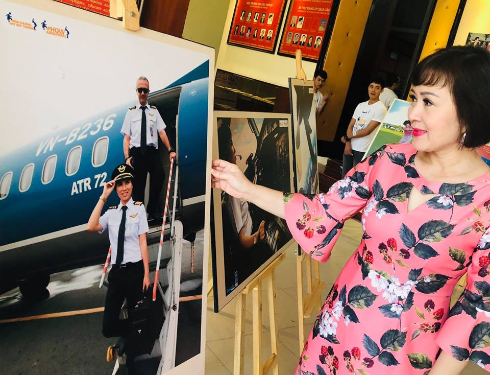 NSND Minh Hoà thăm triển lãm ảnh “Nữ giới có thể làm được” do nữ nhà báo Nguyễn Quỳnh Hoa của báo Sinh Viên Việt Nam thực hiện.