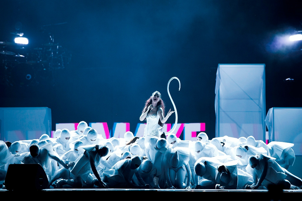 Tiết mục mở màn được dàn dựng công phu với hơi hướng tương lai khi các vũ công diện trang phục trắng được thiết kế cầu kì, sân khấu đầy huyền bí và Đông Nhi xuất hiện trong tạo hình sinh vật đột biến với chiếc đuôi mà nữ ca sĩ đã công bố trên poster của dự án Ten On Ten.