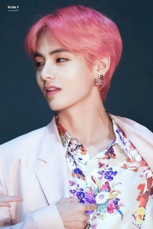 Hoa tai Chanel nạm kim cương hợp tông hồng với mái tóc và trang phục càng khiến V rực rỡ hơn.