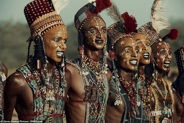 Những người đàn ông trong bộ lạc Wodaabe sống ở Chad (một quốc gia Trung Phi). Họ là một bộ lạc du mục sống bằng nghề chăn thả gia súc.