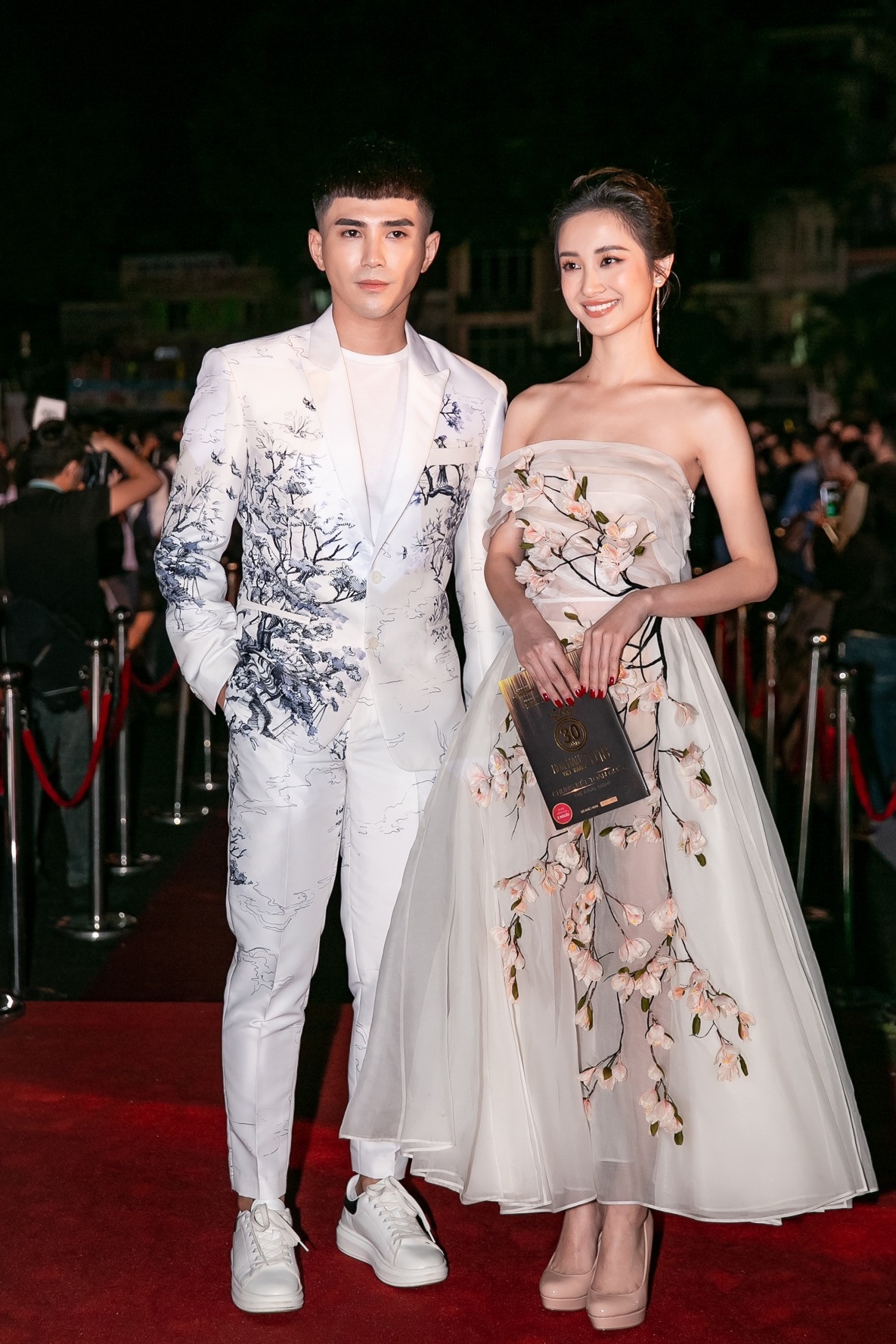 Chọn "lối đi" riêng, Will và Jun Vũ mang cả "khu rừng" lên thảm đỏ HHVN 2018 ảnh 2 Chọn "lối đi" riêng, Will và Jun Vũ mang cả "khu rừng" lên thảm đỏ HHVN 2018 ảnh 2