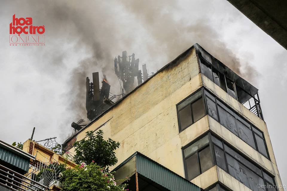 Khói bốc dày đặc từ tầng thượng của tòa nhà quán karaoke.