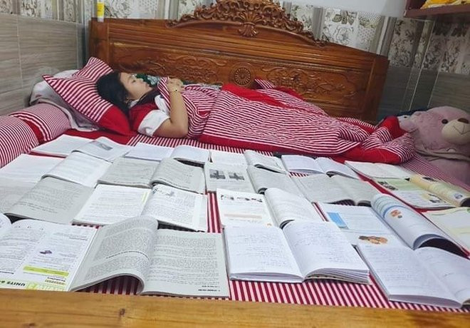 Cô bạn này lo đến mức phải để sách vở cạnh mình khi ngủ chỉ vì sợ chữ trôi khỏi đầu. Cô bạn này lo đến mức phải để sách vở cạnh mình khi ngủ chỉ vì sợ chữ trôi khỏi đầu.