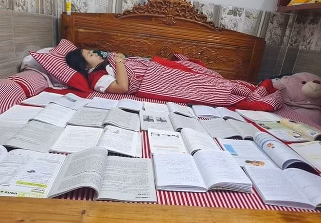 Cô bạn này lo đến mức phải để sách vở cạnh mình khi ngủ chỉ vì sợ chữ trôi khỏi đầu.