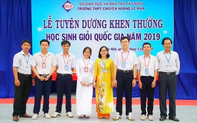 Lê Quang Kỳ (thứ ba từ trái sang) trong lễ tuyên dương học sinh giỏi quốc gia năm 2019. Ảnh: trường THPT chuyên Hoàng Lê Kha.