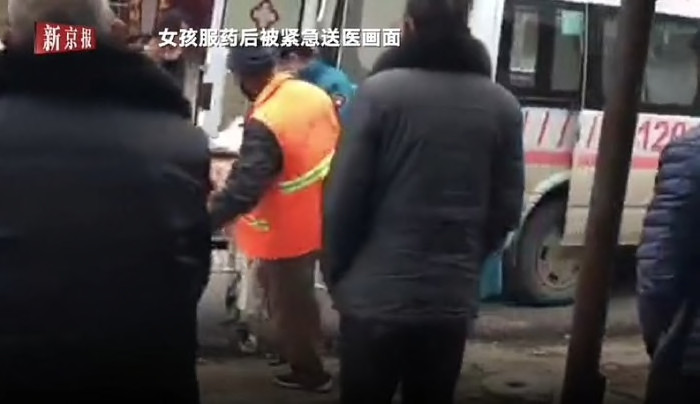 Nữ sinh được đưa tới bệnh viện sau khi uống thuốc trừ sâu tự tử.