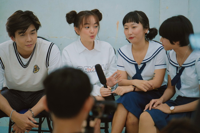 Kaity, Trang Hý, Trịnh Thảo &amp; Soho tươi vui trước khi bước ra sân khấu.