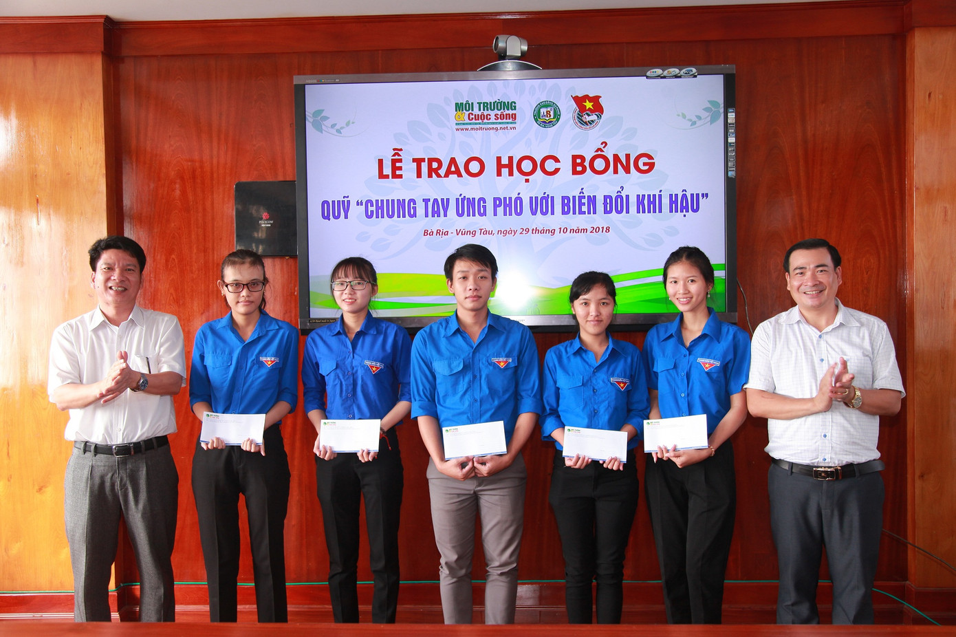 Năm bạn học sinh được trao tặng học bổng của quỹ "Chung tay ứng phó với biến đổi khí hậu".