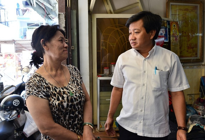 Ông Đoàn Ngọc Hải, Phó chủ tịch UBND quận 1, có mặt ở chung cư chỉ đạo di dời, động viên cư dân. (Ảnh: Zing.vn)