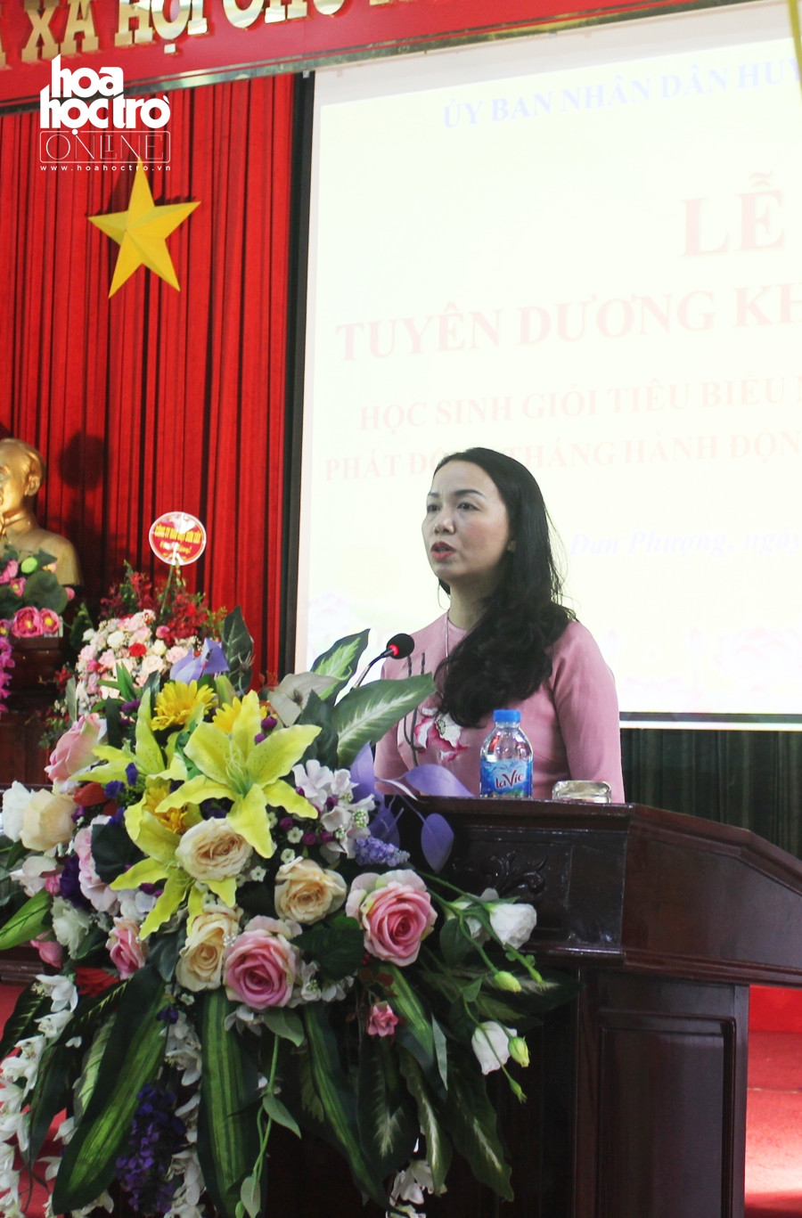 Cô Bùi Thị Thu Hẳng - Trưởng phòng GD&ĐT báo cáo thành tích giáo dục của huyện. Cô Bùi Thị Thu Hẳng - Trưởng phòng GD&ĐT báo cáo thành tích giáo dục của huyện.