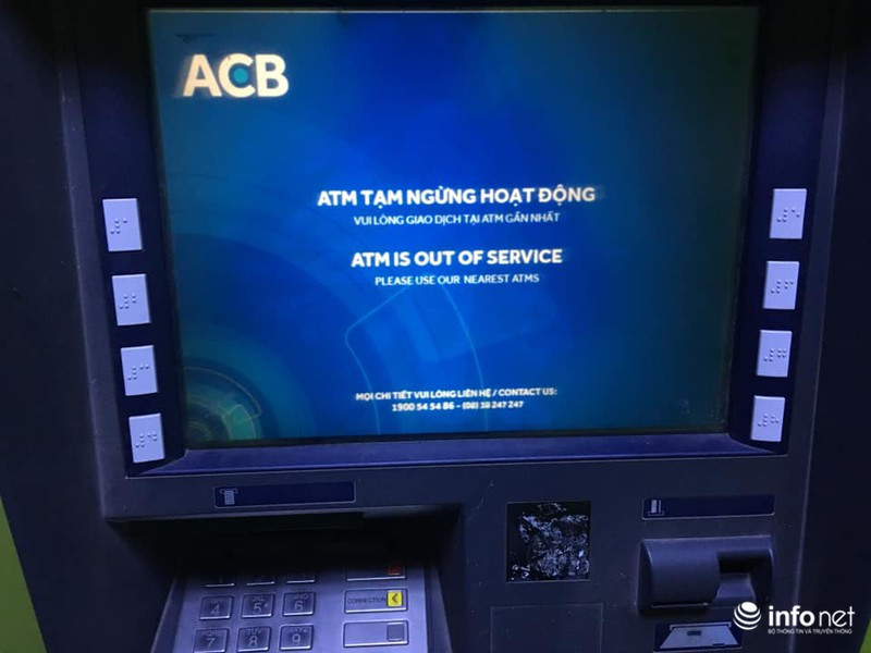 Cách đó không xa, một cây ATM khác của ACB cũng trong tình trạng tương tự.