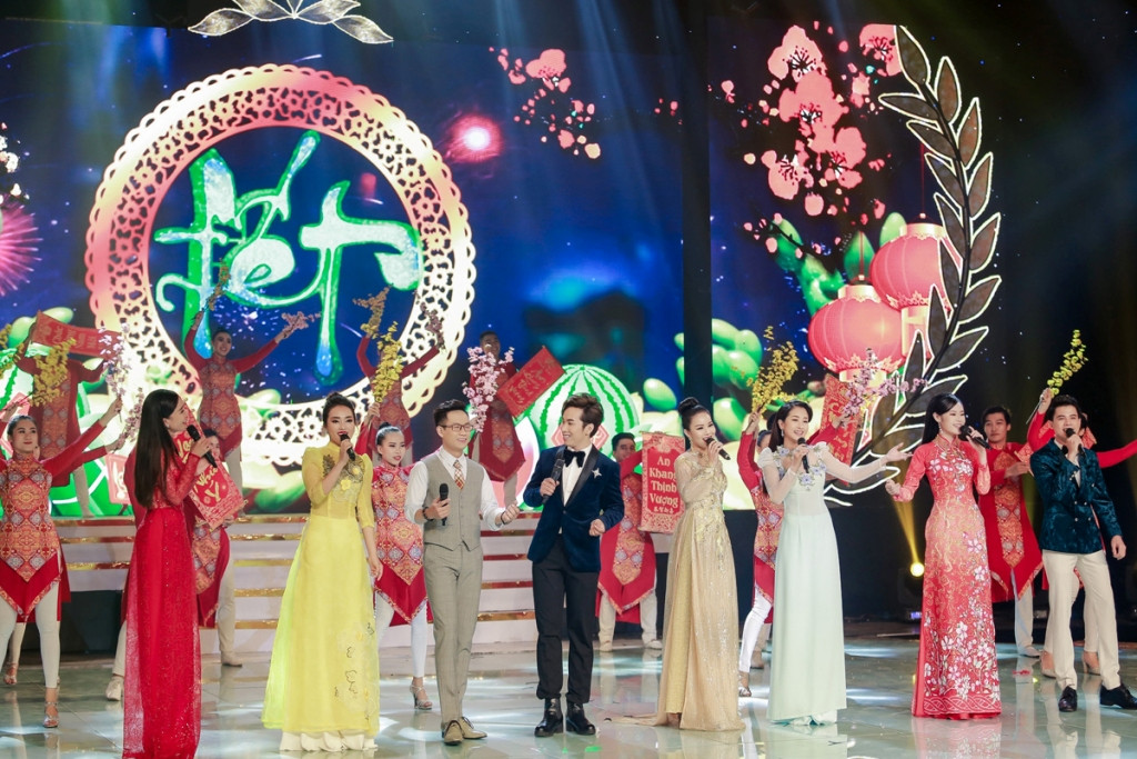 Mở màn của đêm chung kết Solo cùng Bolero 2018 là tiết mục tốp ca theo thể thức hát nối 12 ca khúc acoustic gồm: Đêm tóc rối - Phút cuối - Áo mới Cà Mau - Hoa tím người xưa - Mưa qua phố vắng - Người yêu cô đơn - Yêu người như thế đó - Ai nhớ chăng ai - Hương tình cũ - Tôi gặp em - Trộm nhìn nhau - Đôi ngả chia ly.