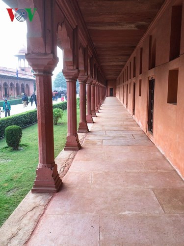 Hành lang hun hút trong một công trình xây dựng ngay phía bên trong tường thành.