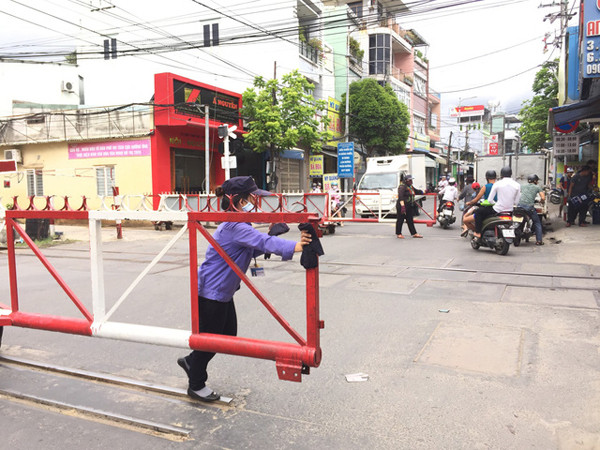 Nhiều chị em chọn nghề gác chắn tàu để gắn bó dù công việc này không ít vất vả.