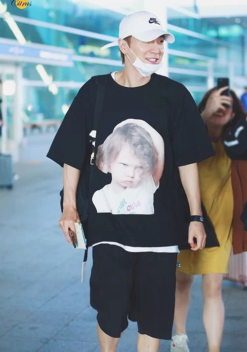 Anh cả Leeteuk (Super Junior) nhiều lần diện mẫu áo với hình in ngộ nghĩnh khi xuất hiện trước công chúng.