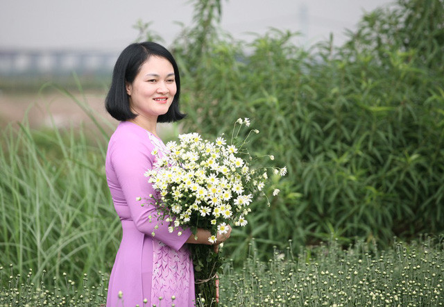 Nhiều chị em phụ nữ từ nhiều tỉnh thành lân cận Hà Nội hay khách du lịch từ TP. Hồ Chí Minh cũng có mặt tại những vườn cúc họa mi Nhật Tân.
