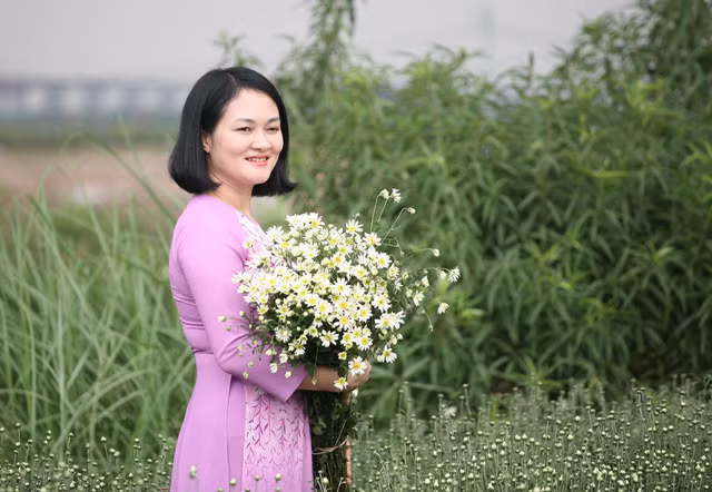 Nhiều chị em phụ nữ từ nhiều tỉnh thành lân cận Hà Nội hay khách du lịch từ TP. Hồ Chí Minh cũng có mặt tại những vườn cúc họa mi Nhật Tân.