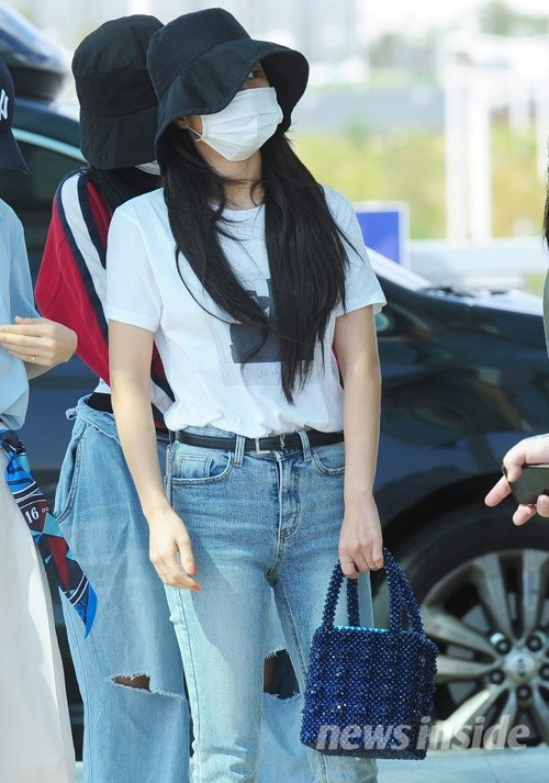 Túi đính cườm từng là trào lưu nổi bật những năm đầu 2000. Gần đây, nó quay lại và được nhiều tín đồ thời trang yêu thích. Solar (Mamamoo) chọn túi đính cườm Antonia Bag màu Navy đến từ thương hiệu Shrimps để làm điểm nhấn cho set đồ đơn giản ra sân bay.