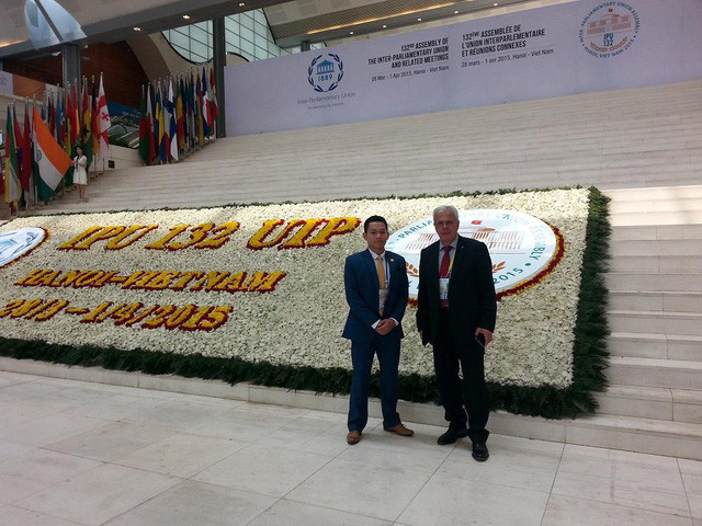 Phạm Quốc Toản (bên trái) chụp cùng đại biểu đại diện Công quốc Monaco trong Đại hội đồng Liên minh nghị viện thế giới lần thứ 132 (IPU-132) tổ chức tại Việt Nam năm 2015.