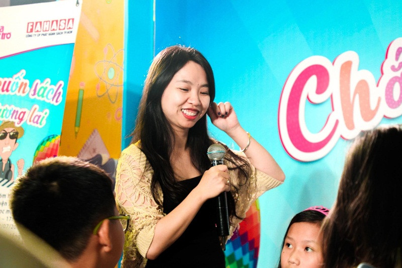 Chị Oanh “khó xử” khi phải chọn ra bức tranh để trao giải vì ai cũng vẽ đẹp và đáng yêu như nhau