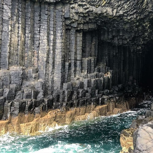Hang Fingal trên hòn đảo Staffa, Scotland không có người ở.