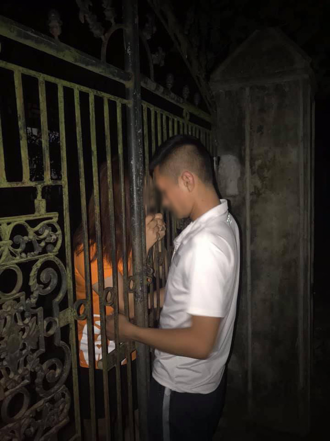 Cặp đôi hôn nhau qua song sắt.